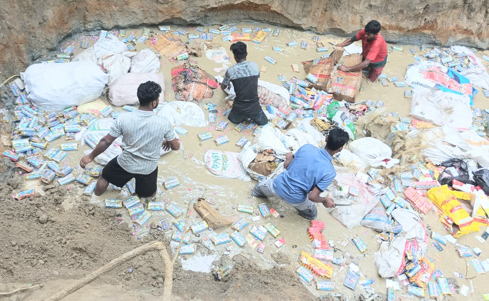আখাউড়ায় অবৈধ মেয়াদোত্তীর্ণ ভারতীয় পণ্য ধ্বংস করলো কাস্টমস