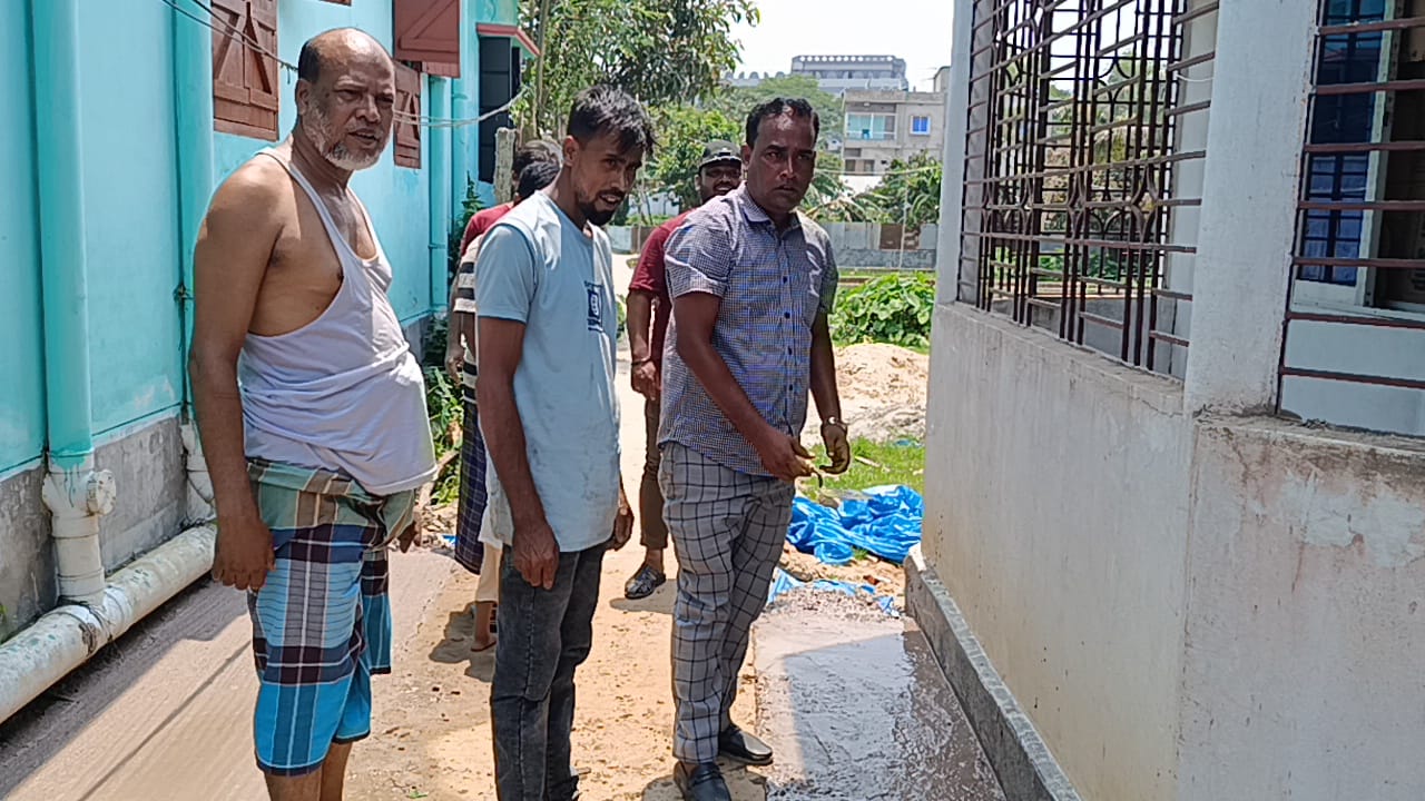 কলেজ পাড়ায় নিজস্ব অর্থায়নে সড়ক পাকা করলেন – দেলোয়ার হোসেন ঠান্ডু