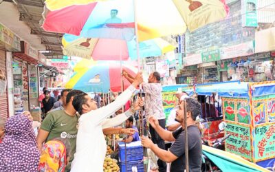 আখাউড়ায় হকারদের ছাতা দিলেন সম্ভাব্য মেয়র প্রার্থী-সালাউদ্দিন ভূইয়া