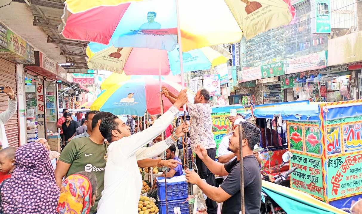 আখাউড়ায় হকারদের ছাতা দিলেন সম্ভাব্য মেয়র প্রার্থী-সালাউদ্দিন ভূইয়া
