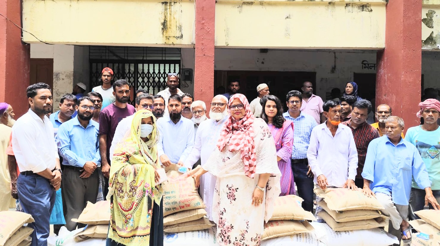 আখাউড়ায় দুই হাজার কৃষকের মাঝে সার-বীজ ও গাছের চারা বিতরণ