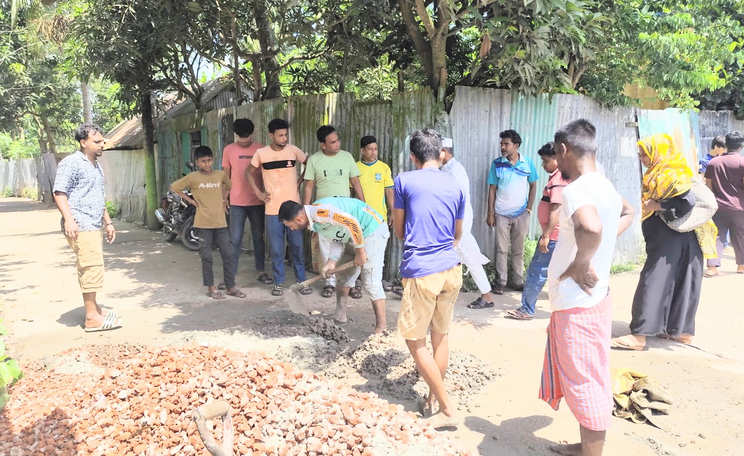 নিজ গ্রামে ব্যক্তিগত অর্থায়নে সড়ক পাকা করলেন কাউন্সিলর প্রার্থী দেলোয়ার হোসেন ঠান্ডু